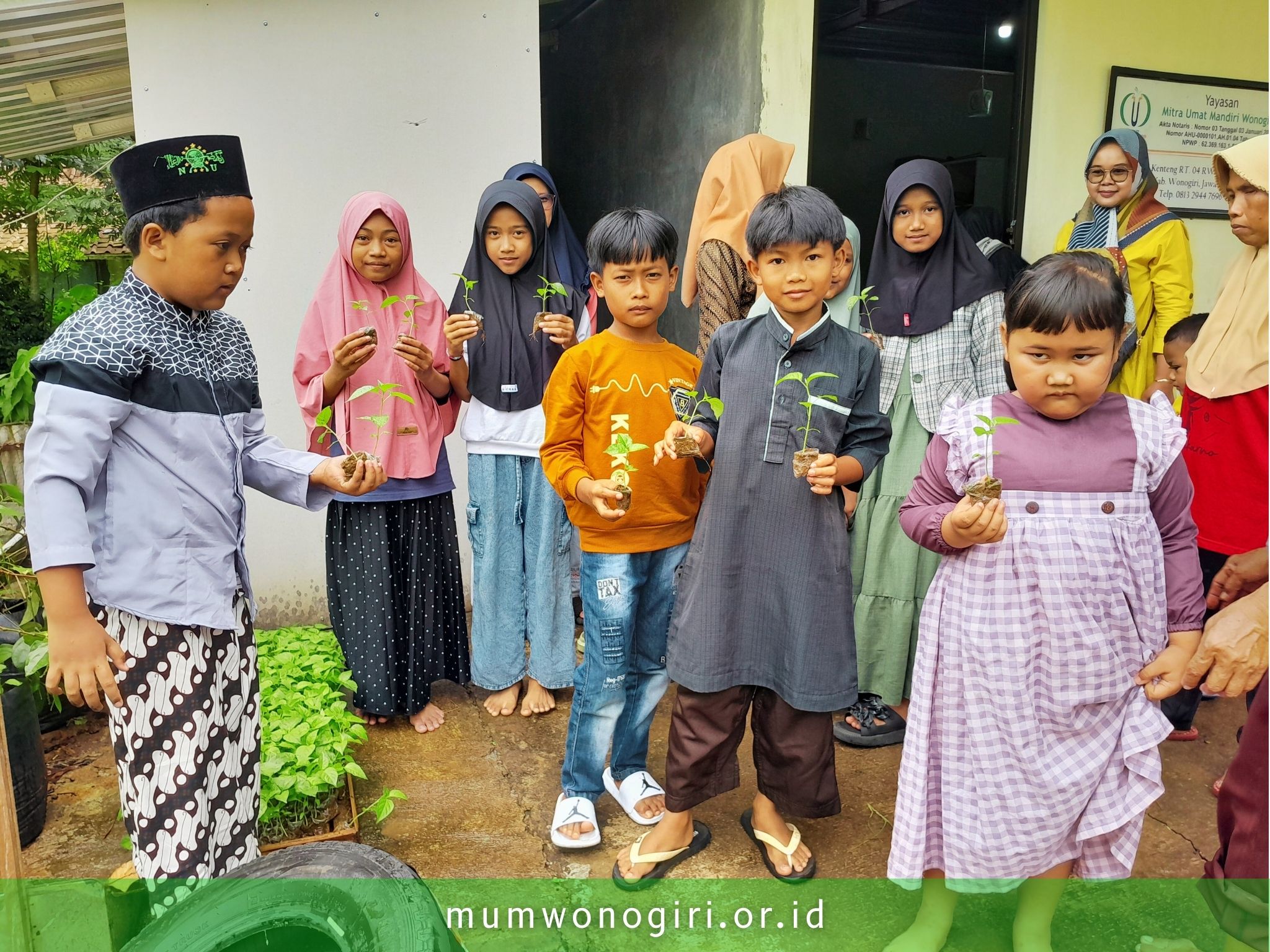 Yayasan MUM Wonogiri Menggelar Acara "Nandur Lombok Bareng" Bersama Anak Yatim di Jatisrono